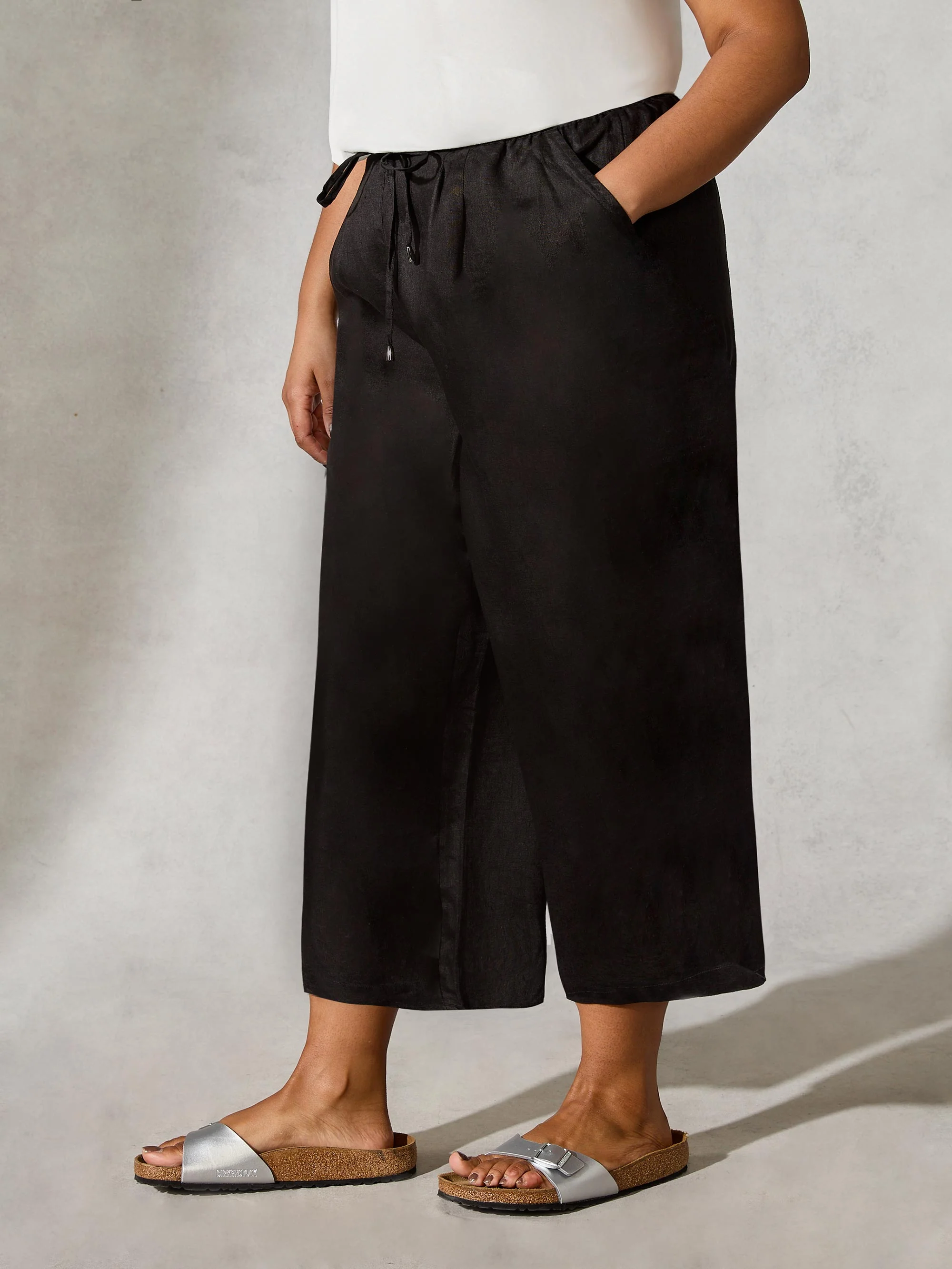 Black Linen Cropped Trouser - Image 2