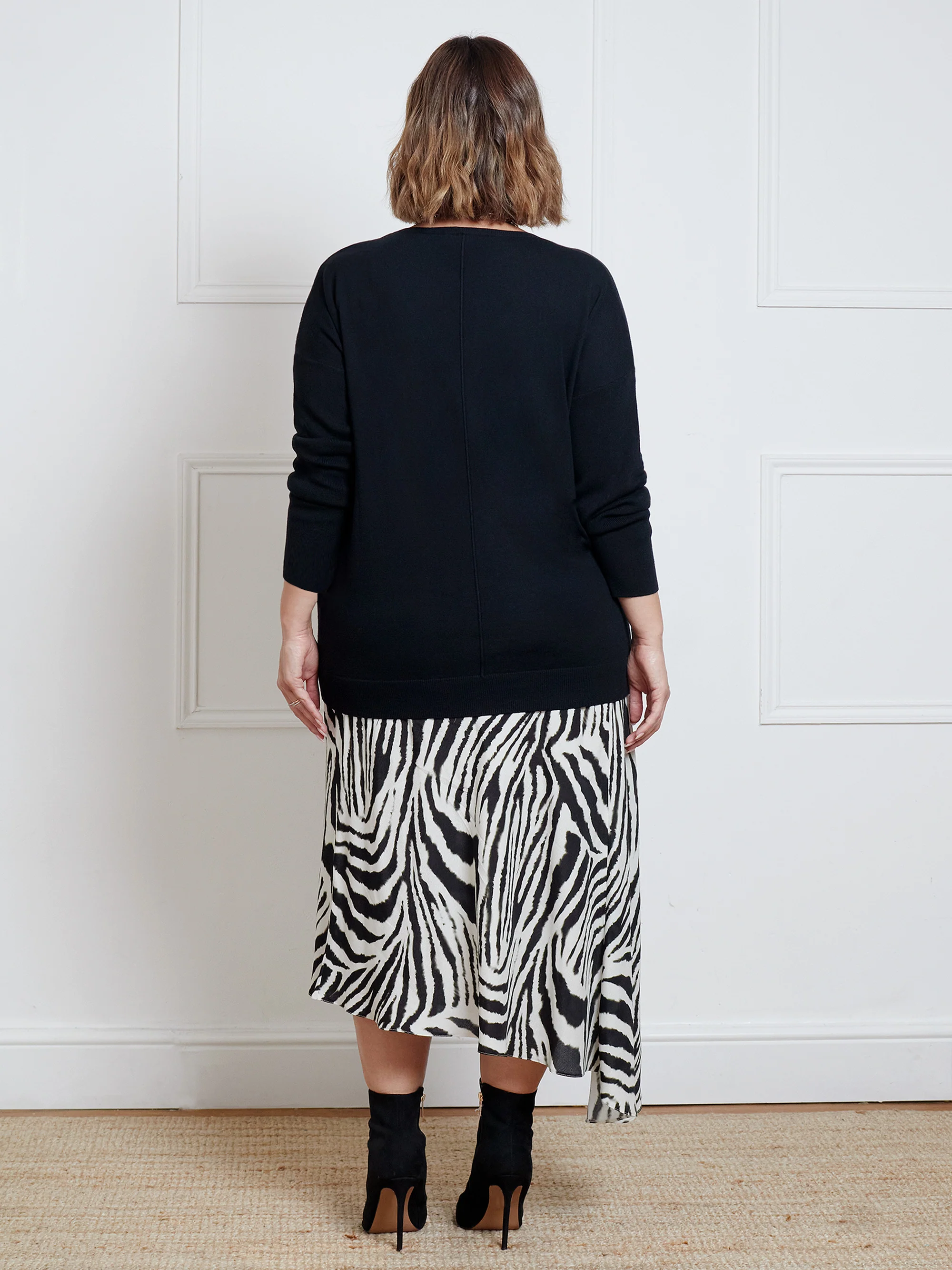 Black V-Neck Relaxed Jumper - Image 3